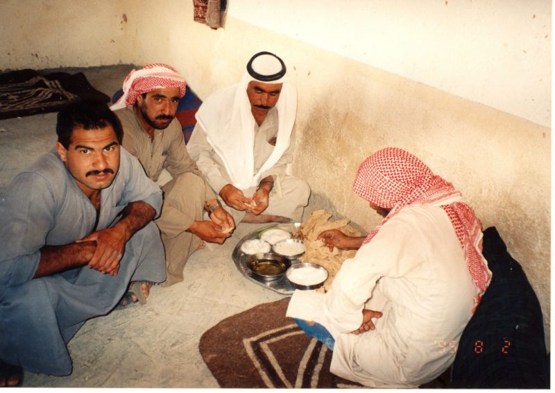 乳に依存したアラブ系牧畜民の食事。大皿に、ヨーグルト、バター、バターオイル、砂糖、平焼きパンが並ぶ。